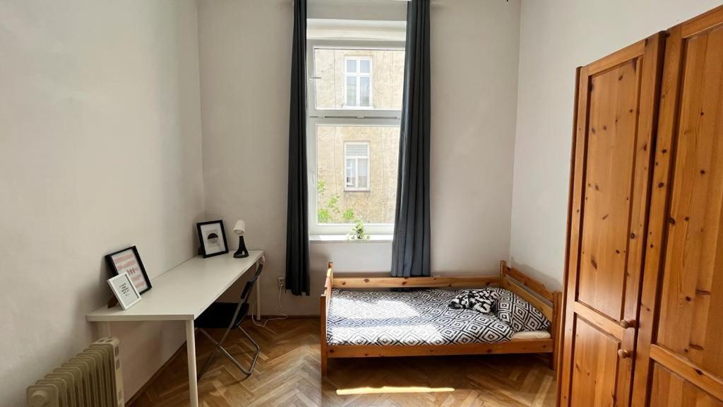Nice Bedroom Near The Bus And Train Station คราคูฟ ภายนอก รูปภาพ
