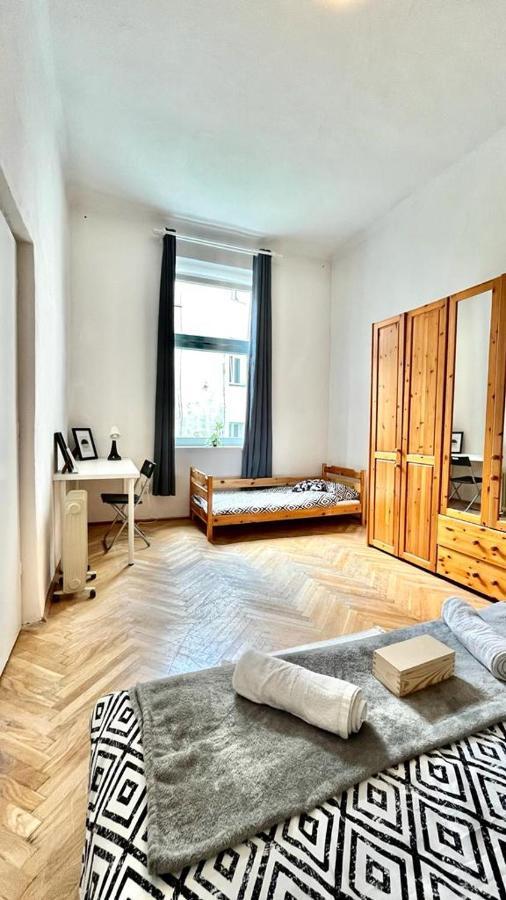 Nice Bedroom Near The Bus And Train Station คราคูฟ ภายนอก รูปภาพ