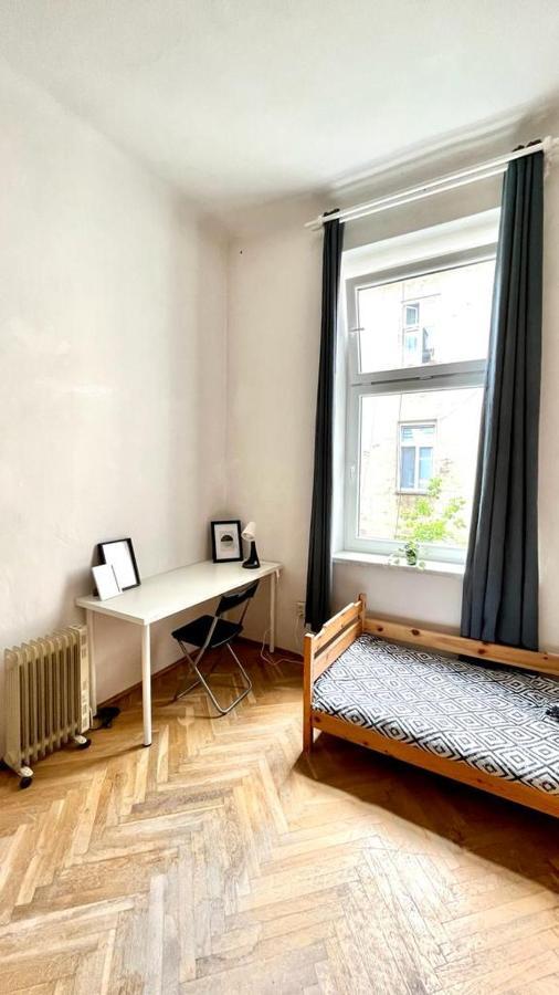 Nice Bedroom Near The Bus And Train Station คราคูฟ ภายนอก รูปภาพ